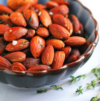 Amandes grillées au thym
